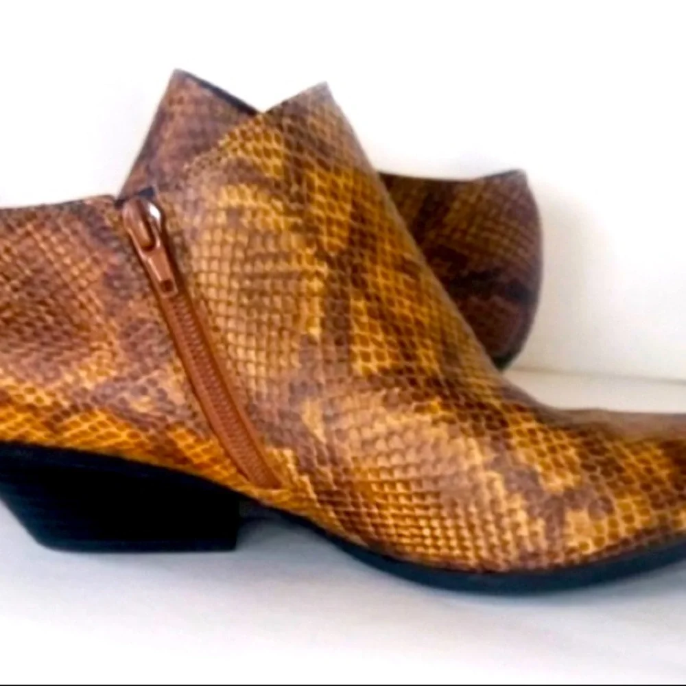 RECENTLY REDUCED: “Sale Priced” Designer Snake Print Boots, PreOwned 8.5. - Picture 1 of 5